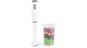 Neben einem weißen GOURMETmaxx Stabmixer steht ein durchsichtiger Messbecher gefüllt mit verschiedenen Früchten, perfekt für die Zubereitung leckerer Smoothies mit diesem vielseitigen Smoothie Maker.