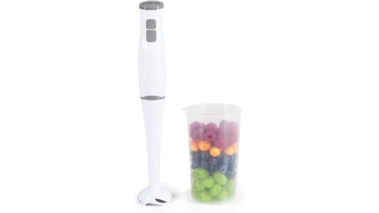 Neben einem weißen GOURMETmaxx Stabmixer steht ein durchsichtiger Messbecher gefüllt mit verschiedenen Früchten, perfekt für die Zubereitung leckerer Smoothies mit diesem vielseitigen Smoothie Maker.