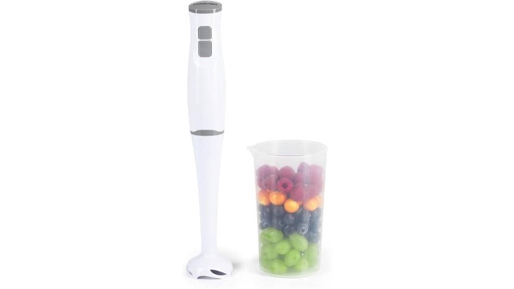 Neben einem weißen GOURMETmaxx Stabmixer steht ein durchsichtiger Messbecher gefüllt mit verschiedenen Früchten, perfekt für die Zubereitung leckerer Smoothies mit diesem vielseitigen Smoothie Maker.